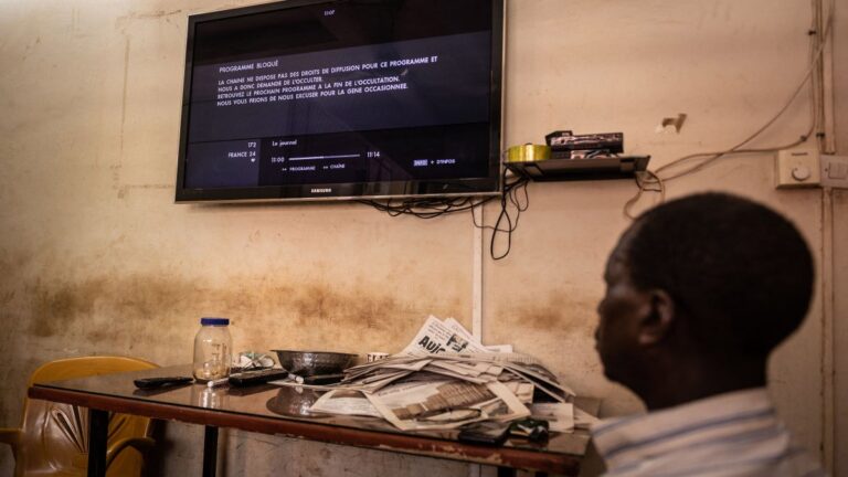 Censure au Burkina Faso : l&rsquo;expulsion de journalistes françaises inquiète pour la liberté de la presse