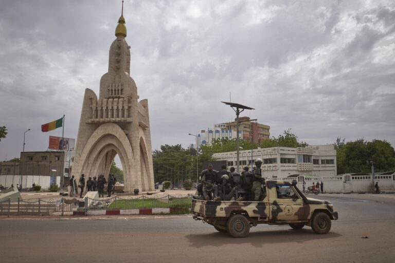 Mali : la menace de dissolution des partis politiques inquiète les défenseurs des droits humains