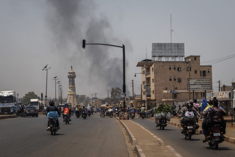 L&rsquo;offensive des insurgés au Mali révèle les failles sécuritaires de la junte au Sahel