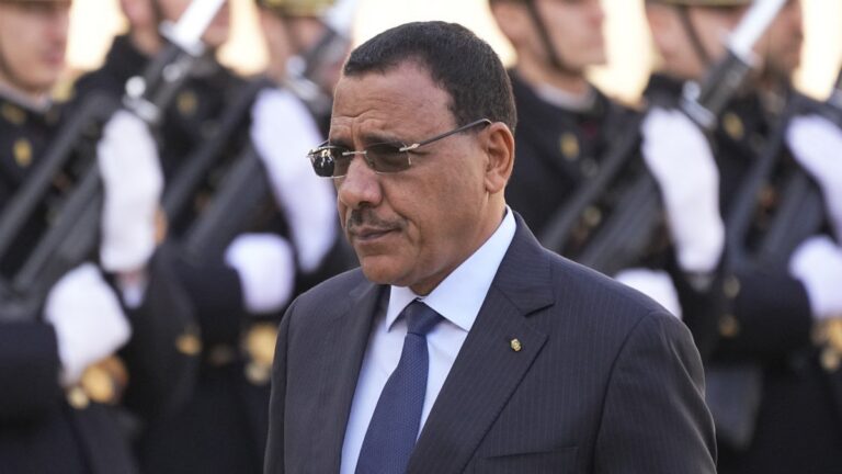 Nigériennes : l&rsquo;ex-président Bazoum toujours détenu deux ans après le putsch
