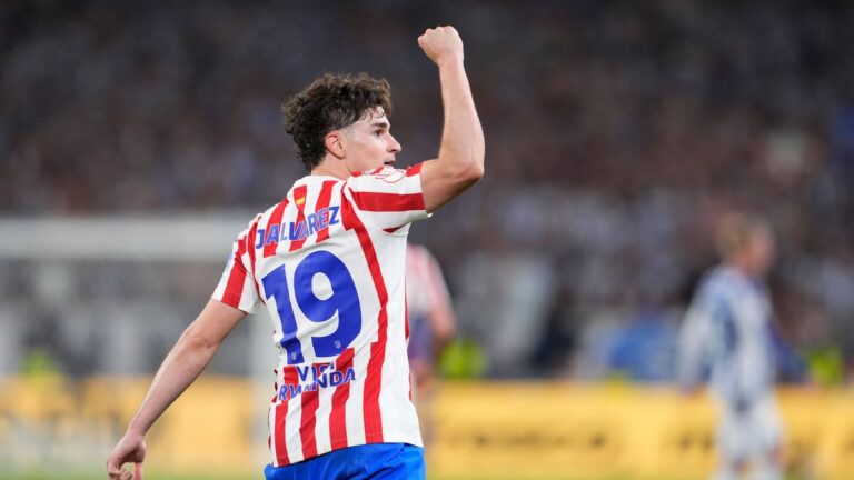 Julian Alvarez au centre d&rsquo;un duel intense entre le PSG et le FC Barcelone