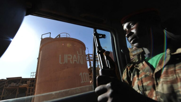 Niger : le bras de fer sur l&rsquo;uranium s&rsquo;enlise dans une crise juridique et commerciale