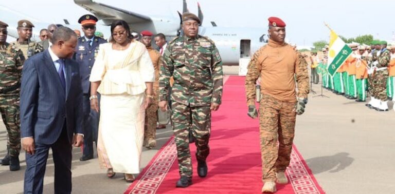 La fin du multipartisme au Burkina Faso : quand le pouvoir militaire écarte ses alliés civils