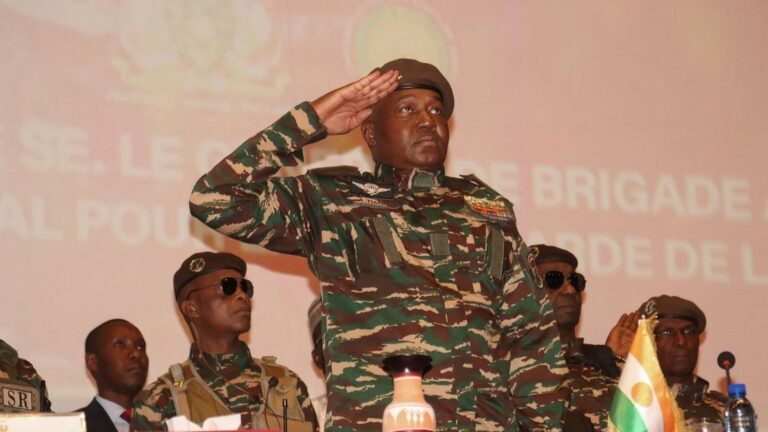 Le Niger renforce sa souveraineté en suspendant des médias français, invoquant la protection de l&rsquo;ordre public
