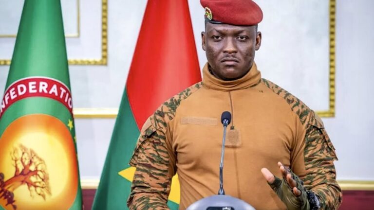 Associations suspendues au Burkina Faso : la junte renforce son contrôle