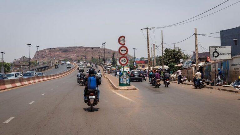 Blocus routier à Bamako : les transporteurs suspendent leurs liaisons