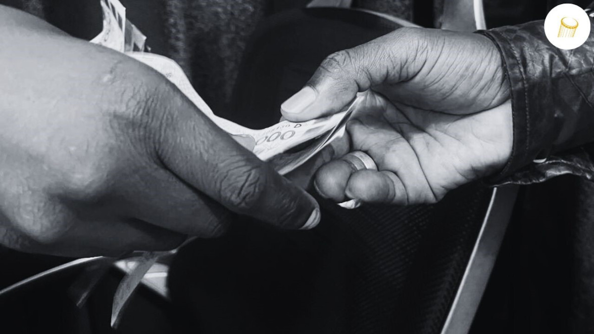 Échange de billets de banque au Mali, symbole de corruption