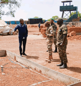 Faure Gnassingbé en discussion avec les forces armées togolaises