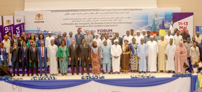 Participants au forum tripartite à N'Djamena discussing le corridor transcamerounais