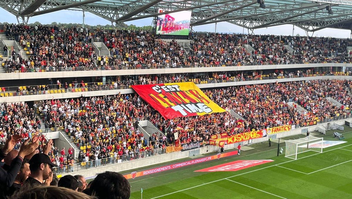 Le kop du Virage Sud lors du dernier match du Mans FC à domicile de la saison régulière.