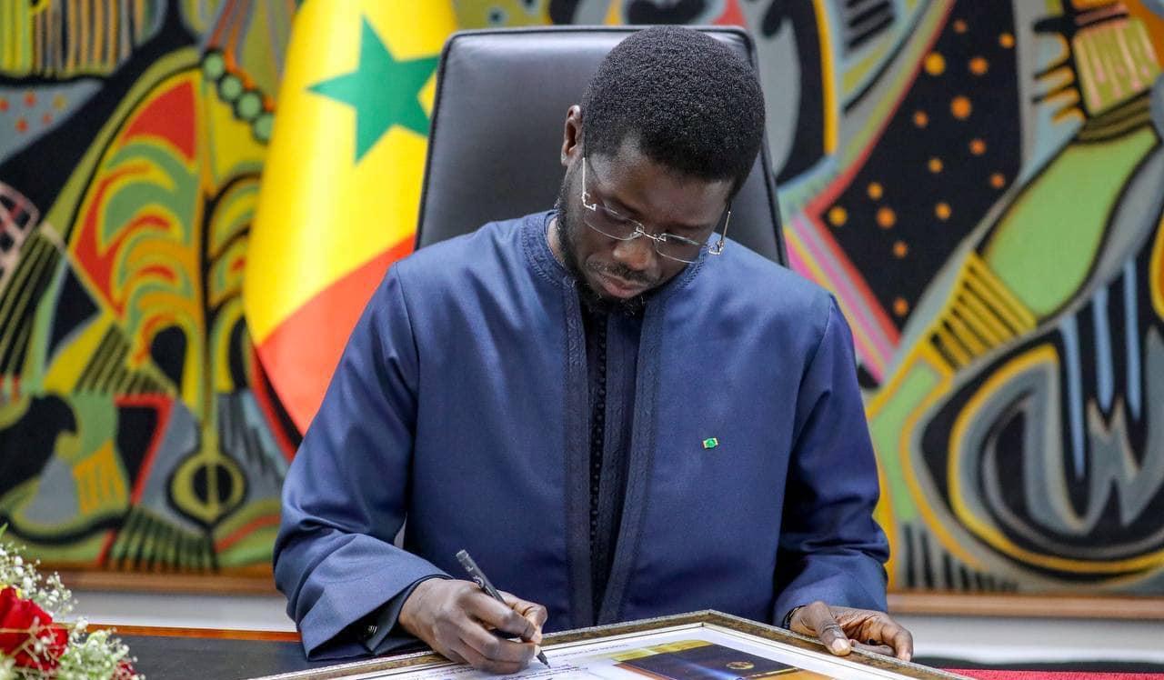 Le président Bassirou Diomaye Faye signe le décret de promulgation des articles L29 et L30 du Code électoral