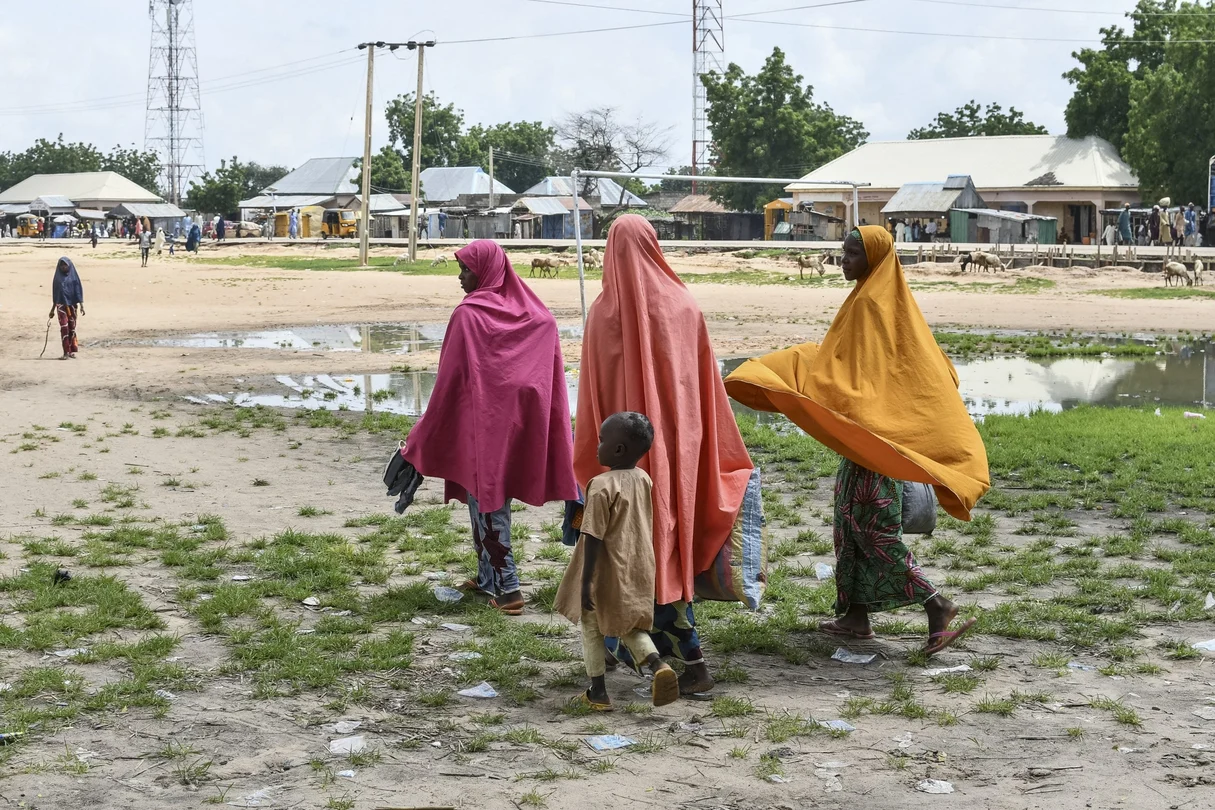 Des survivants et des proches des victimes d'une attaque présumée de Boko Haram marchent à Babban Gide le 4 septembre 2024. Au moins 81 personnes sont mortes et plusieurs sont portées disparues après une attaque perpétrée par des djihadistes présumés de Boko Haram dans l'État de Yobe, au nord-est du Nigeria, ont indiqué des responsables locaux à l'AFP le 3 septembre 2024. « Environ 150 terroristes présumés de Boko Haram, armés de fusils et de lance-roquettes, ont attaqué le quartier de Mafa à bord de plus de 50 motos vers 16 h dimanche », a déclaré Abdulkarim Dungus, porte-parole de la police de l'État de Yobe. (Photo : Audu MARTE / AFP)