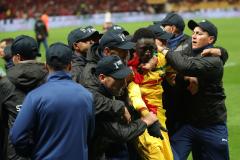 Le 18&nbsp;janvier, lors de la finale de la CAN face au Maroc, des supporters sénégalais aux prises avec des membres de la sécurité. (Samuel Shivambu/Backpage Pix/Icon Sport)