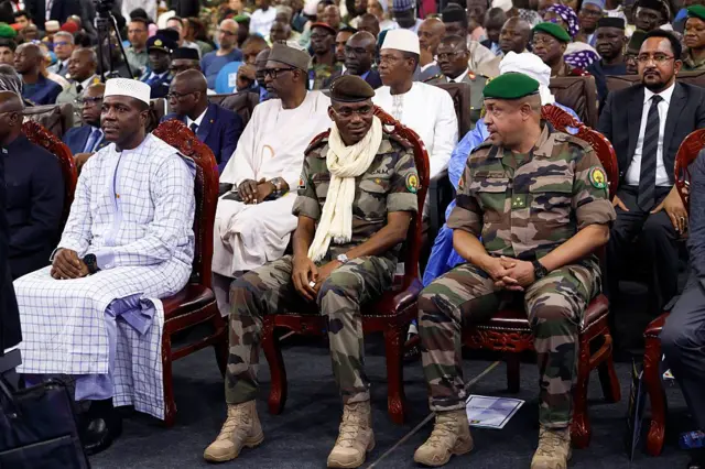 Le Premier ministre malien Abdoulaye Maïga, le ministre de la Défense Sadio Camara et le ministre de la Sécurité et de la Protection civile Daouda Aly Mohammedine à Bamako.