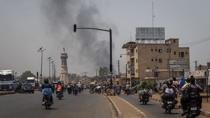 Une colonne de fumée s'échappe d'un quartier de Bamako (Mali), le 26 avril 2026. (AFP)