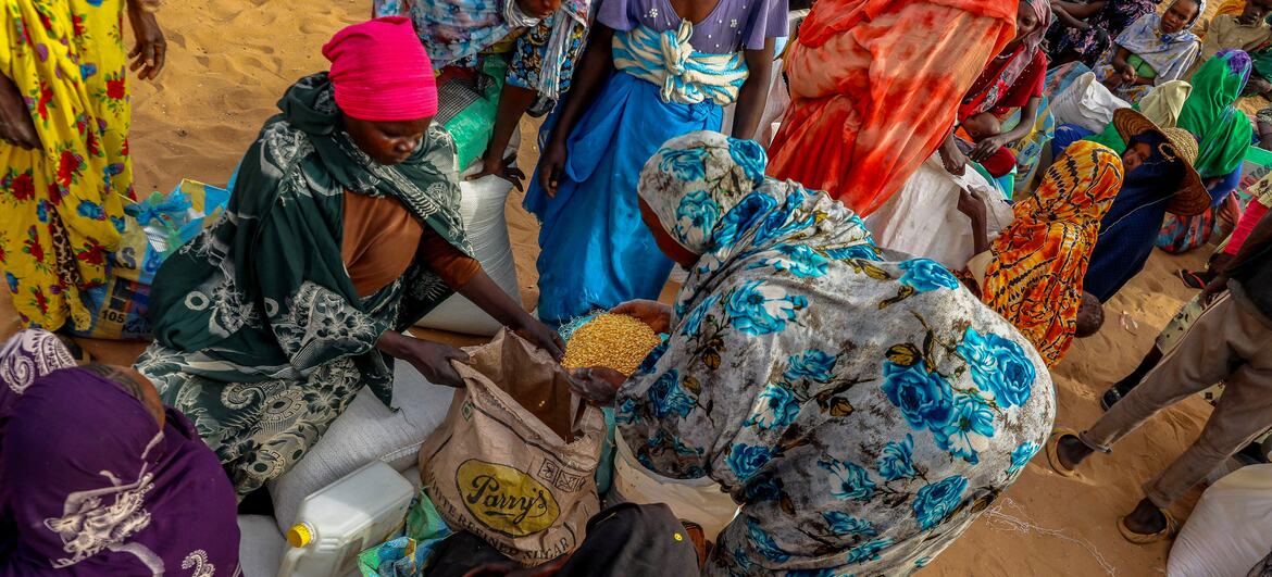 Des réfugiés recevant une aide alimentaire du PAM à Adre, au Tchad, en mars 2026.