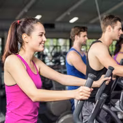 Le vélo elliptique n’est pas un vrai vélo ; ses bienfaits sont nombreux : il permet de faire travailler les jambes et les bras. © WavebreakMediaMicro, Fotolia