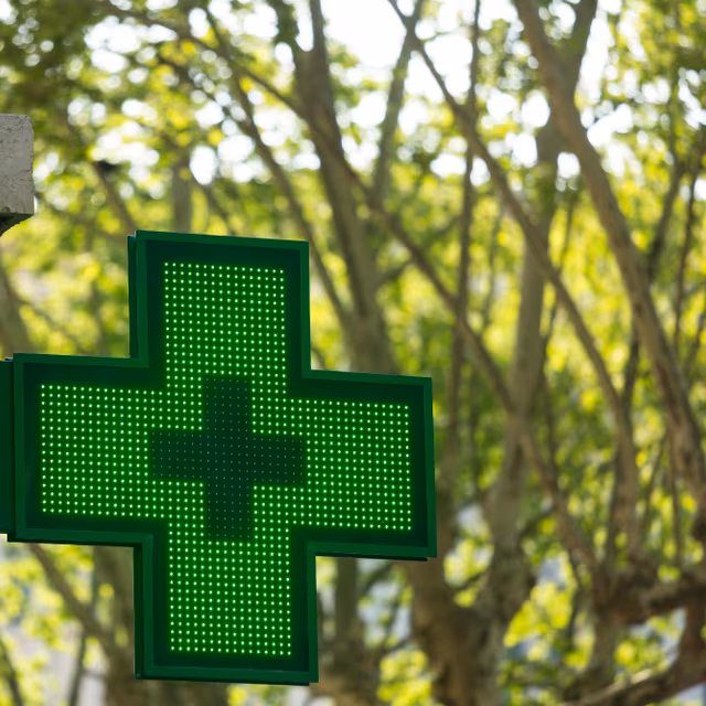Les pharmaciens exercent en grande majorité en officine. Ils peuvent également travailler dans l'industrie, en laboratoire, à l'hôpital, dans l'armée ou encore dans des organismes publics.&nbsp;©&nbsp;sanderstock, Adobe Stock.
