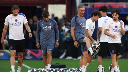 Luis Enrique au milieu des joueurs du PSG, à la veille de la finale de la Ligue des champions, à la Puskas Arena de Budapest.