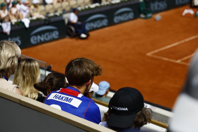 Quelques maillots du PSG ont été aperçus en tribunes, cette semaine à Roland-Garros. (F.&nbsp;Seguin/L'Équipe)