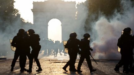 Des policiers des CRS sur l'avenue des Champs-Elysées, lors de la finale de la Ligue des champions, à Paris, le 30 mai 2026. (ROMEO BOETZLE / AFP)