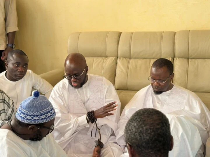 Touba : Le dernier adieu de Ousmane Sonko à « son père », Serigne Cheikh Saliou Mbacké (photos)