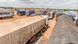 Longue file de camions au poste-frontière fermé avec le Niger (Malanville)