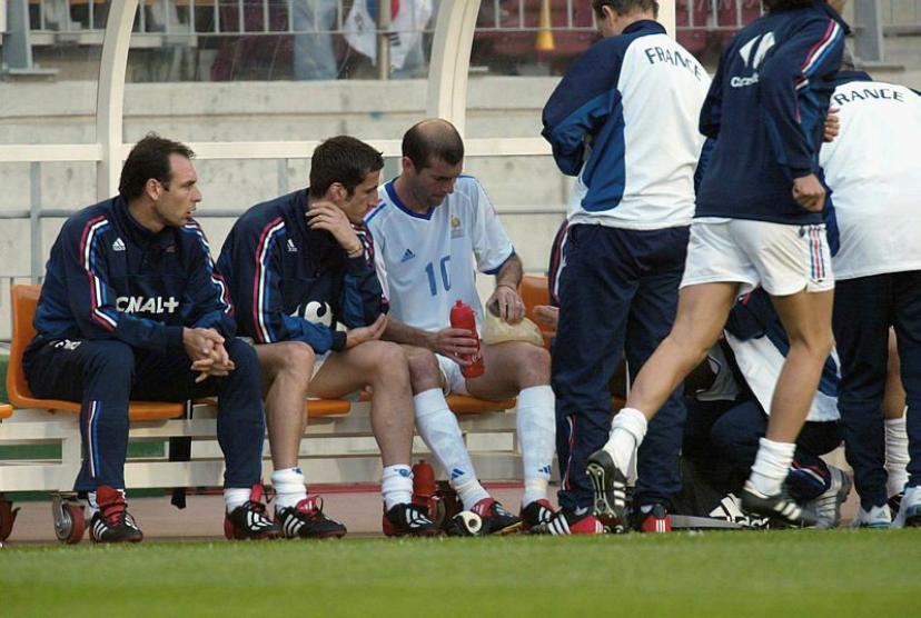 Zidane, blessé à la cuisse contre la Corée du Sud en 2002. (A. De Martignac/L'Equipe)