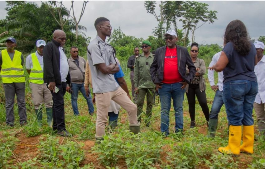 Portrait du ministre de l'Enseignement supérieur, Charles Edgar Mombo, lors d'une visite au CENAREST