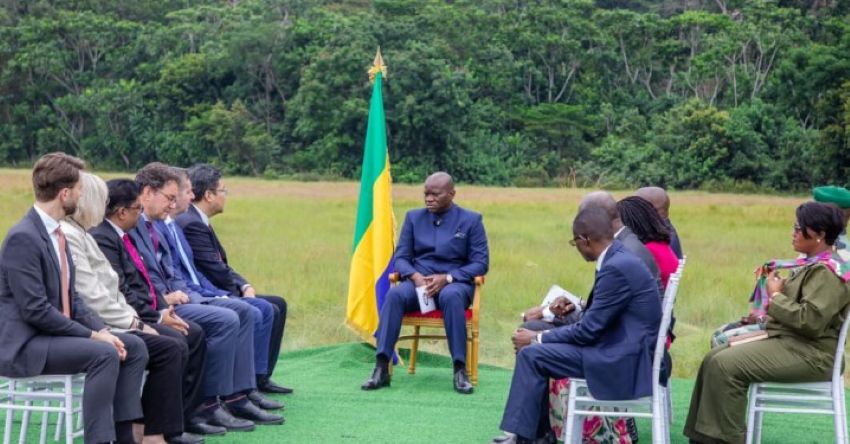 Groupe de diplomates entourant le président gabonais lors de l'inauguration du projet Kobe-Kobe