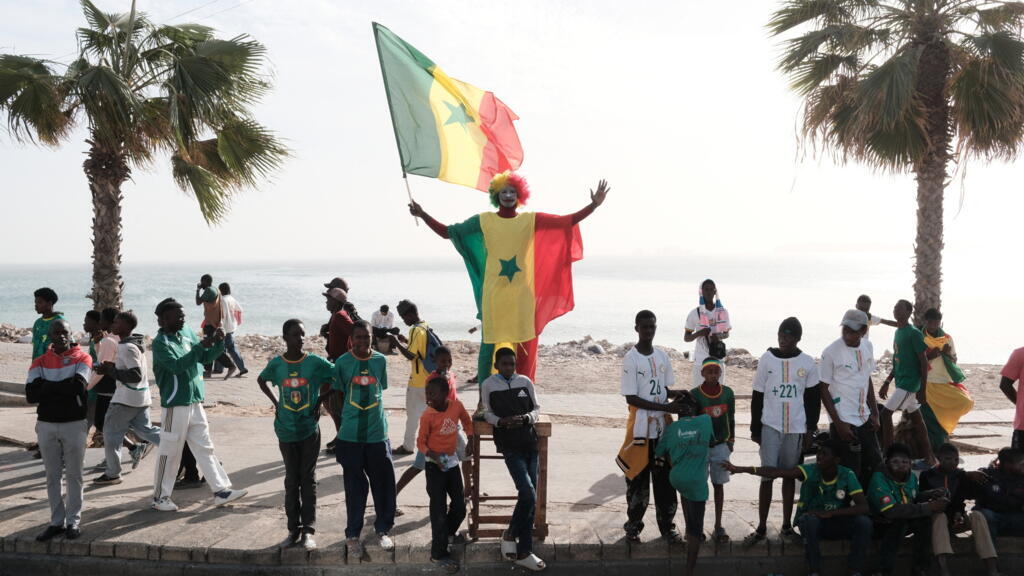 Des supporters du Sénégal célébrant leur équipe lors d'un défilé à Dakar en janvier 2026