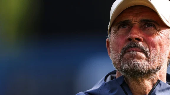 Luis Enrique, entraîneur du PSG, en discussion