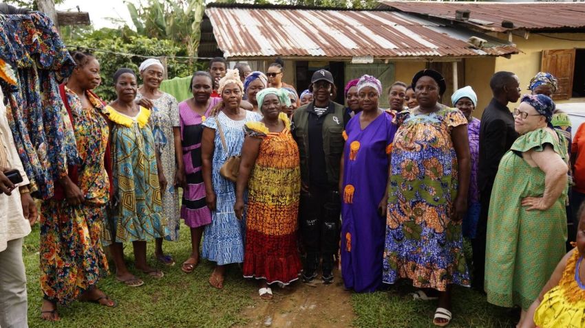 Ministre avec des femmes locales dans le Woleu-Ntem