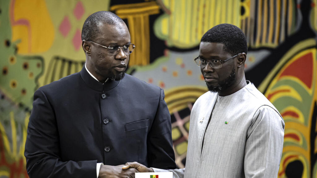 Ousmane Sonko (à gauche), président de l'Assemblée nationale, et Bassirou Diomaye Faye (à droite), président de la République du Sénégal, réunis au palais présidentiel de Dakar le 16 octobre 2025.