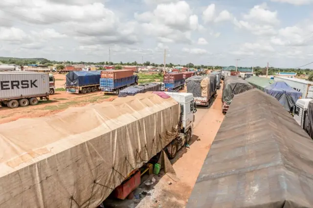 Convois de camions bloqués à la frontière Bénin-nigérienne, symboles des difficultés économiques engendrées par le blocus