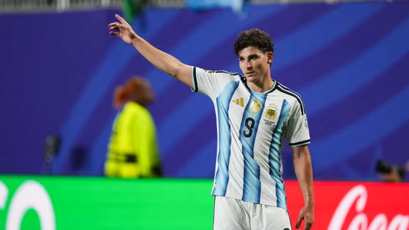 Julian Alvarez en discussion lors de la Coupe du monde 2026