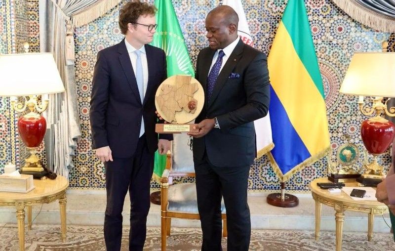 Le président gabonais Brice Clotaire Oligui Nguema en discussion avec l'ambassadeur britannique Simon Day au Palais présidentiel