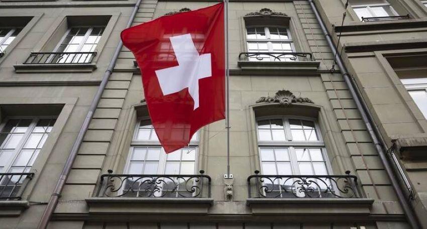 Une banque suisse analysant des documents financiers