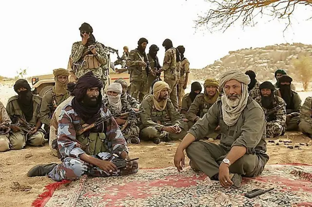 Combattants touaregs et arabes en discussion sous un arbre