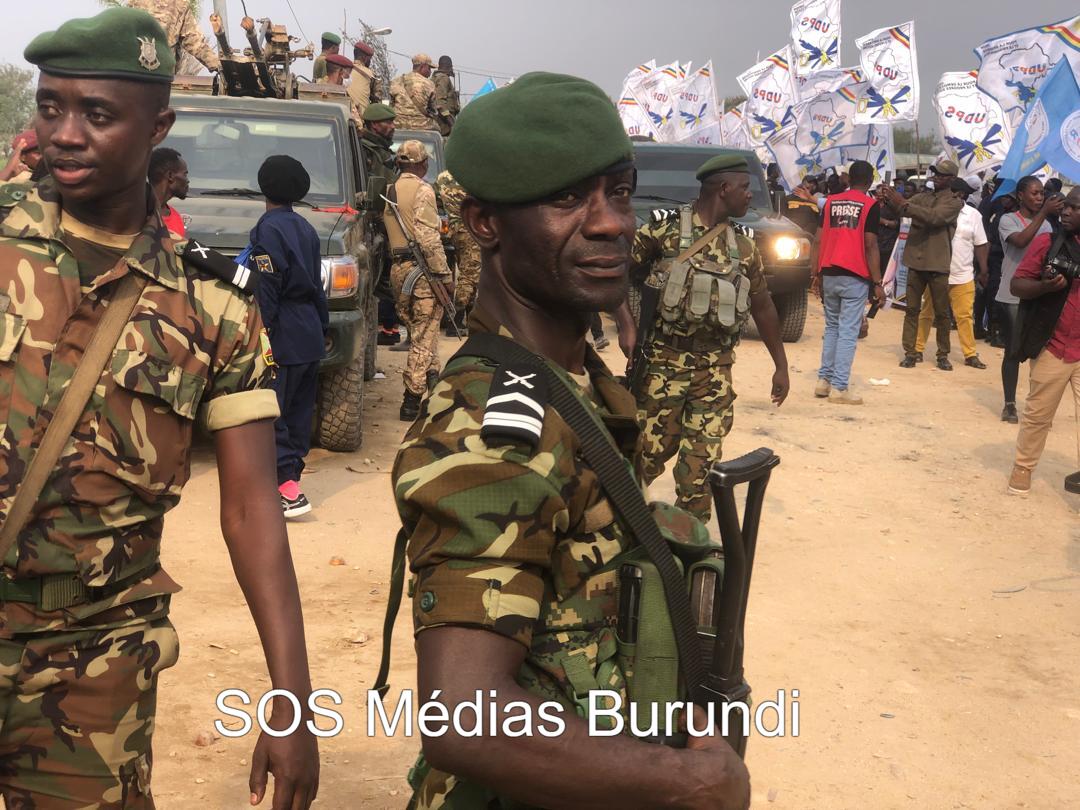 Deux militaires burundais lors d’une opération de sécurisation des convois d’officiels congolais dans le Sud-Kivu, en septembre 2025