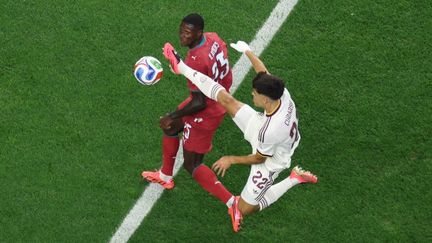 Le latéral portugais Nuno Mendes à la lutte avec un joueur espagnol, lors du choc des 8es de finale de la Coupe du monde 2026
