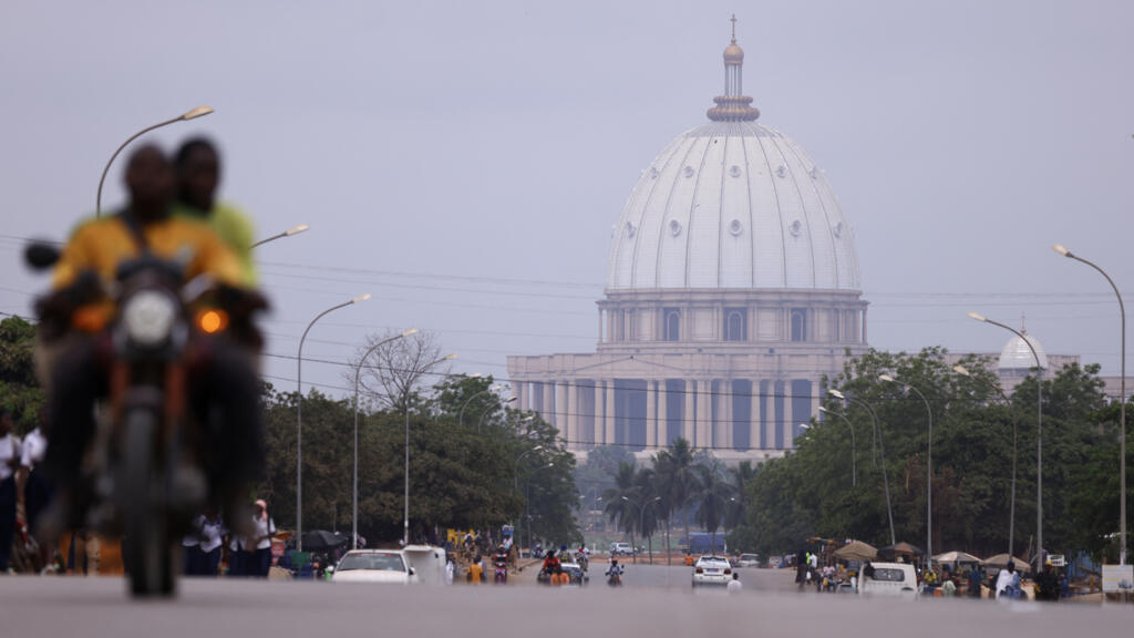 Une photographie prise à Yamoussoukro montrant la basilique « Notre Dame de la Paix », un monument emblématique de la capitale ivoirienne.
