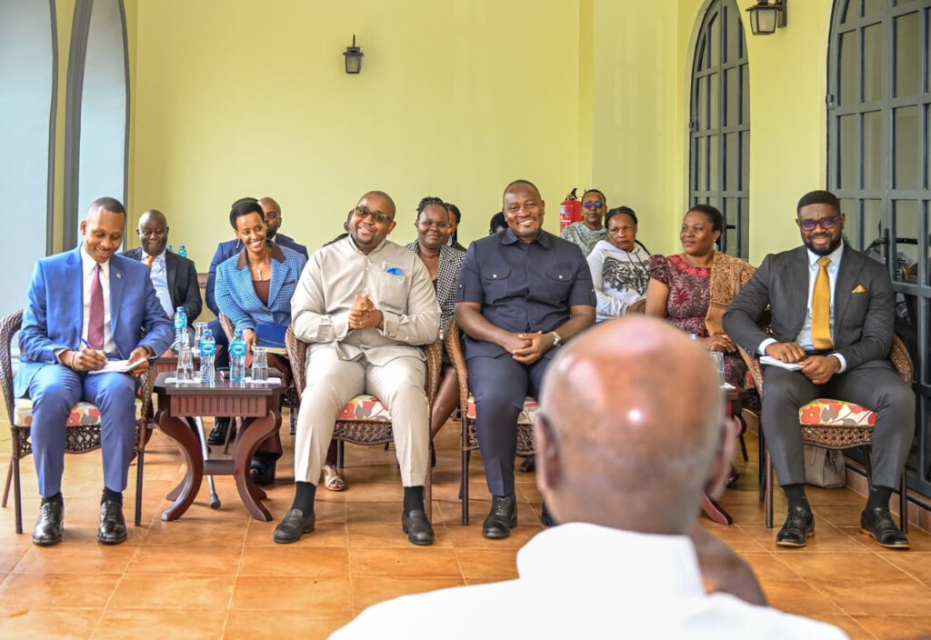 Rencontre entre Floribert Anzuluni Isiloketshi et Yoweri Museveni à la ferme de Kisozi