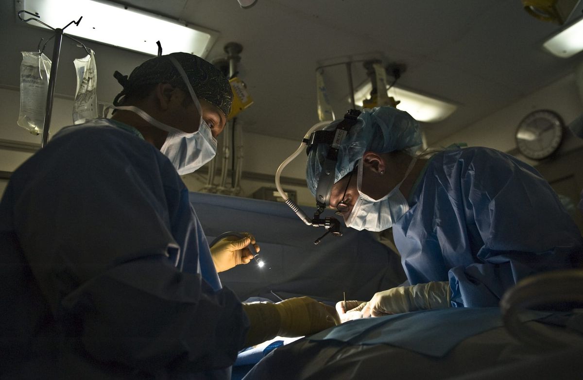 médecin opérant un patient