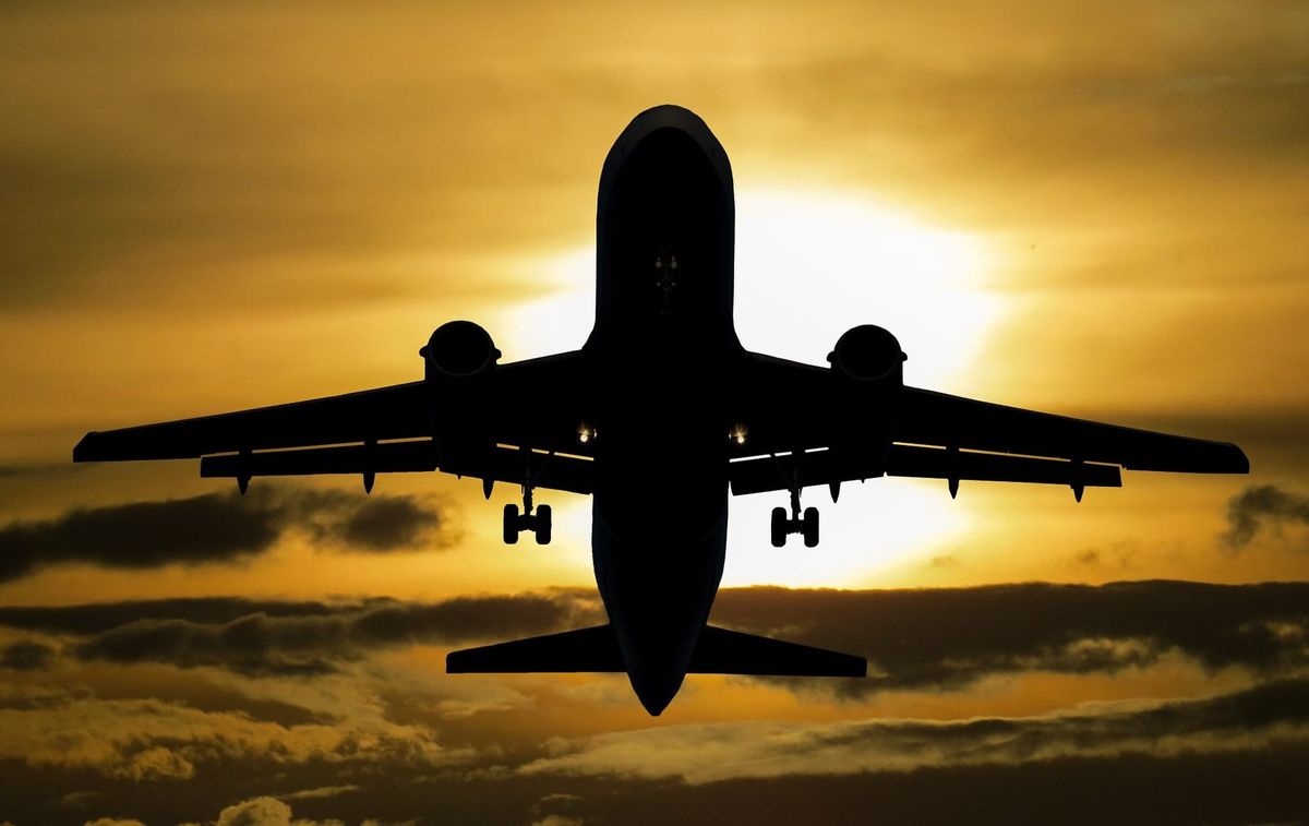Avion en vol symbolisant la future liaison aérienne entre N'Djamena et Benghazi