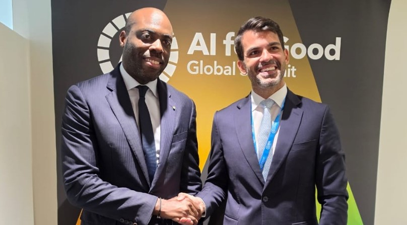 Le ministre gabonais de l'Économie numérique, Mark-Alexandre Doumba, et le directeur régional de TikTok, Emir Gelen, lors de leur rencontre