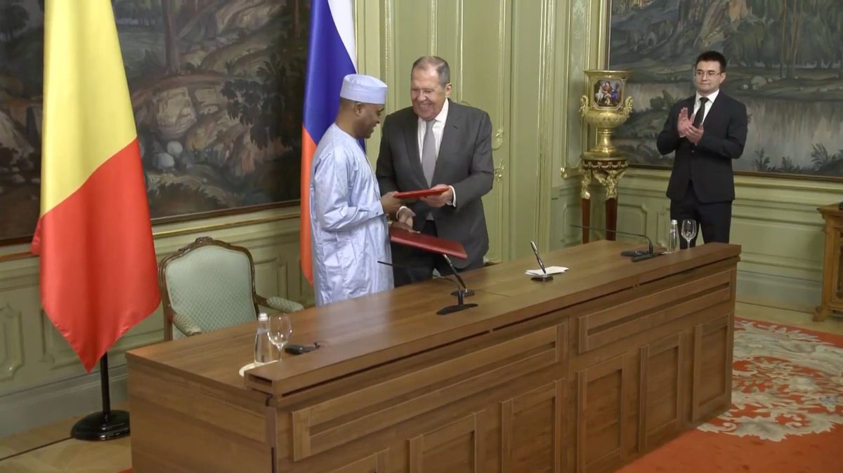 Représentants du Tchad et de la Russie lors d'une réunion diplomatique