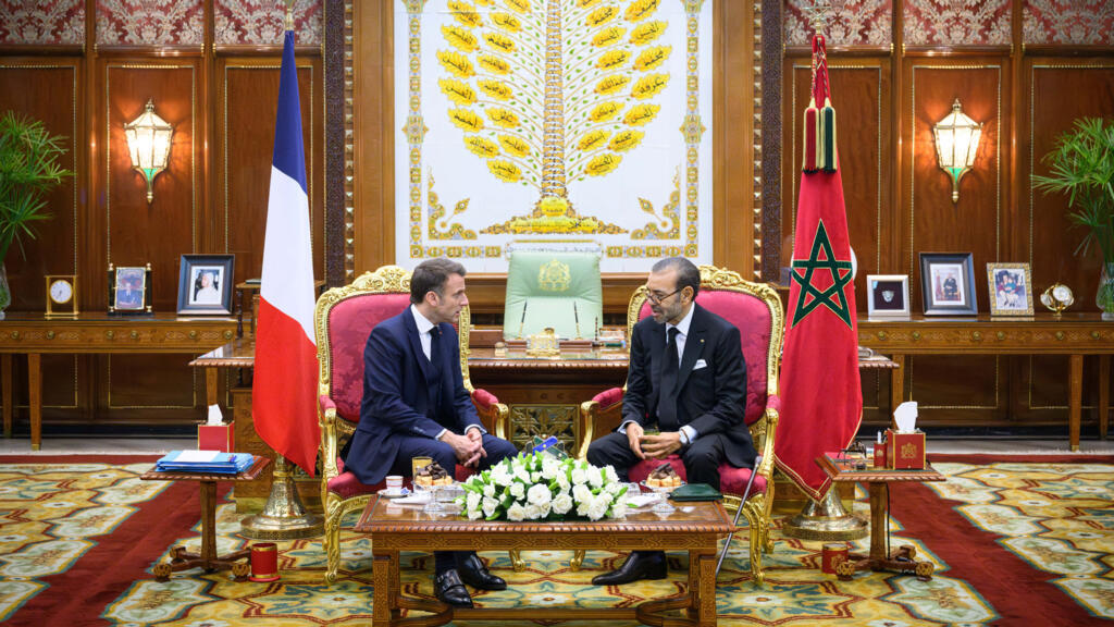 Accueil du président français Emmanuel Macron par le roi marocain Mohammed VI, à Rabat, en octobre 2024