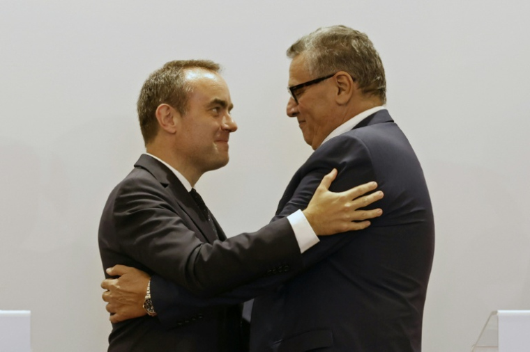 Poignée de main entre Sébastien Lecornu et Aziz Akhannouch