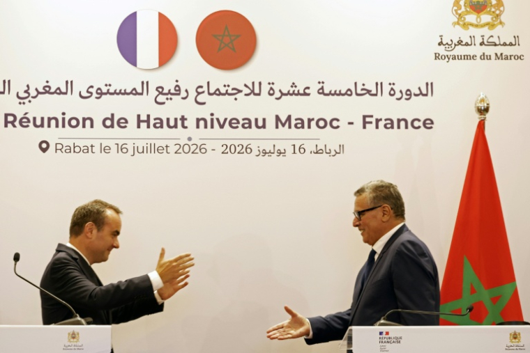 Sébastien Lecornu et Aziz Akhannouch lors d'une conférence de presse à Rabat